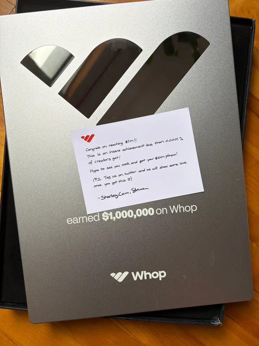 Plaque Whop gravée « earned $1,000,000 on Whop », avec un mot manuscrit de l'équipe Whop